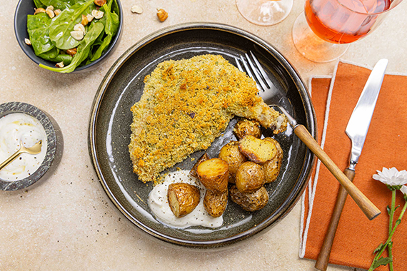 Suprême de poulet en croûte de parmesan persillé et pommes de terre grenailles à la truffe