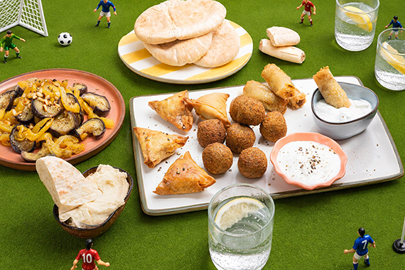 Assortiment libanais (falafels, boreks, spanakópitas), tzatzíki, légumes rôtis et houmous au citron