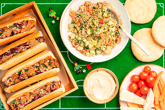 Taboulé houmous gingembre , pain pita, crudités et hot dog d'effiloché de porc