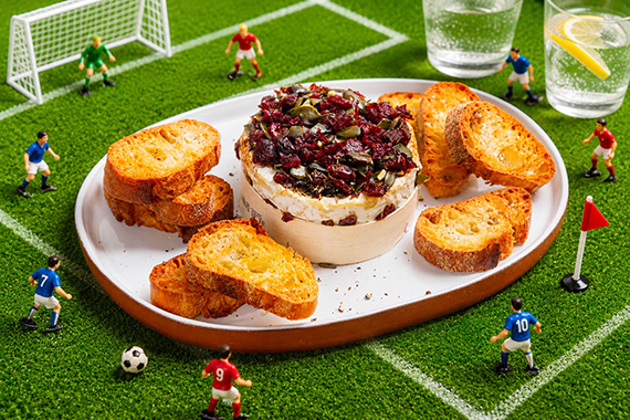 Camembert au barbecue, graines de courge, cranberries et pain à l'ail