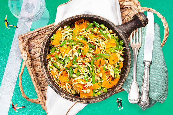 Pad thaï tir au wok de nouilles, légumes et sauce parfumée