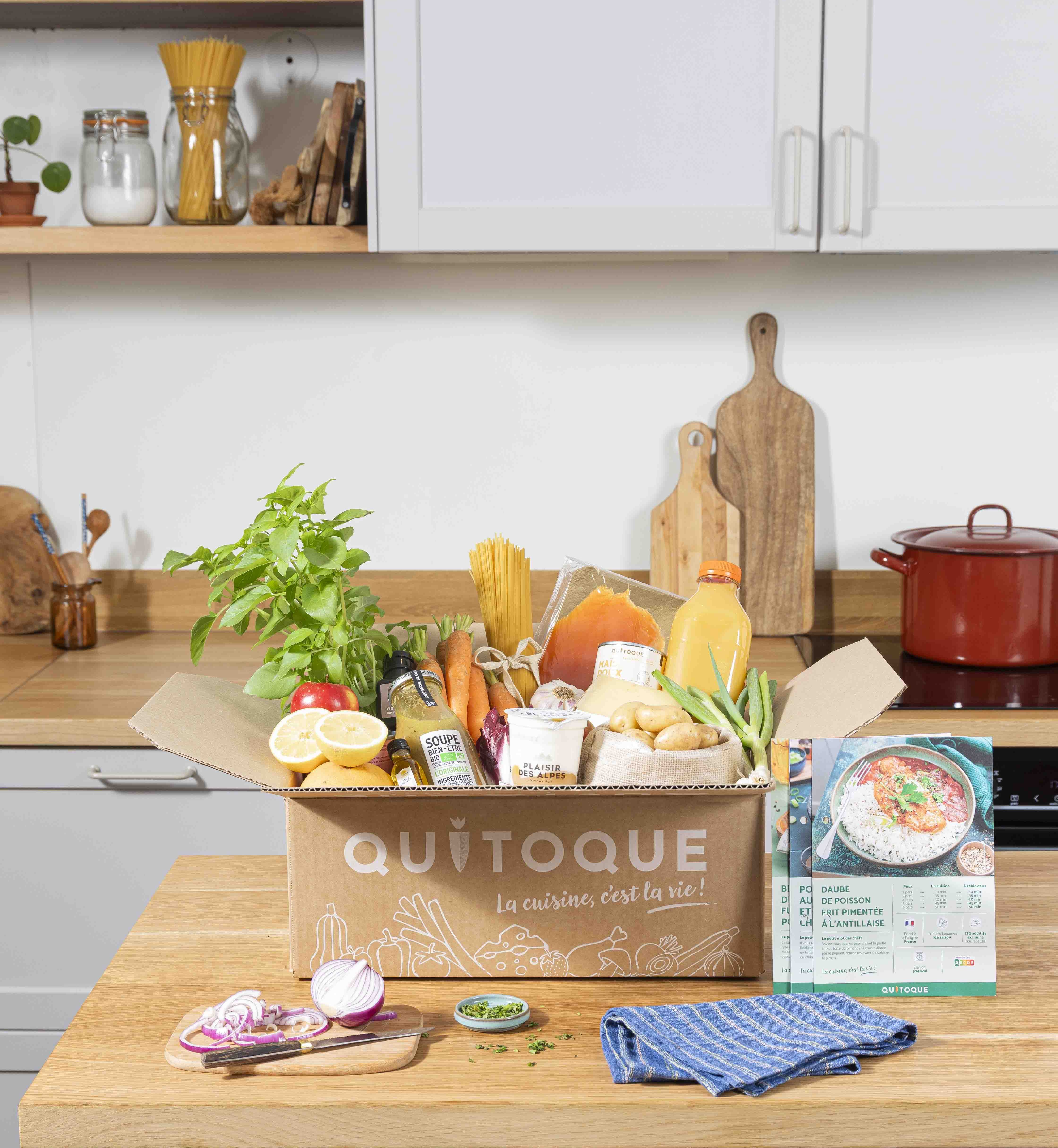 Box Quitoque ouverte avec légumes de saison, fruits et recette prête à cuisiner