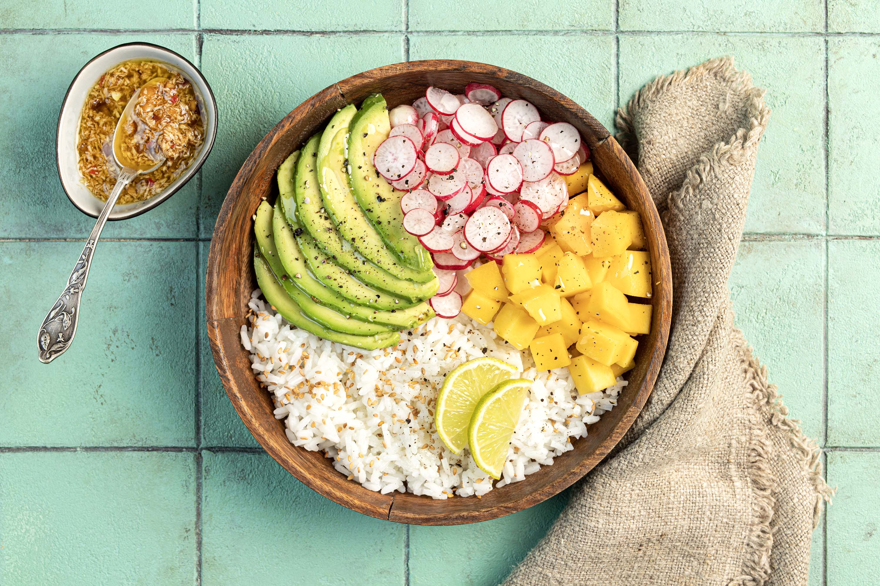 Bowl avocat, mangue, radis et vinaigrette piment coco s18