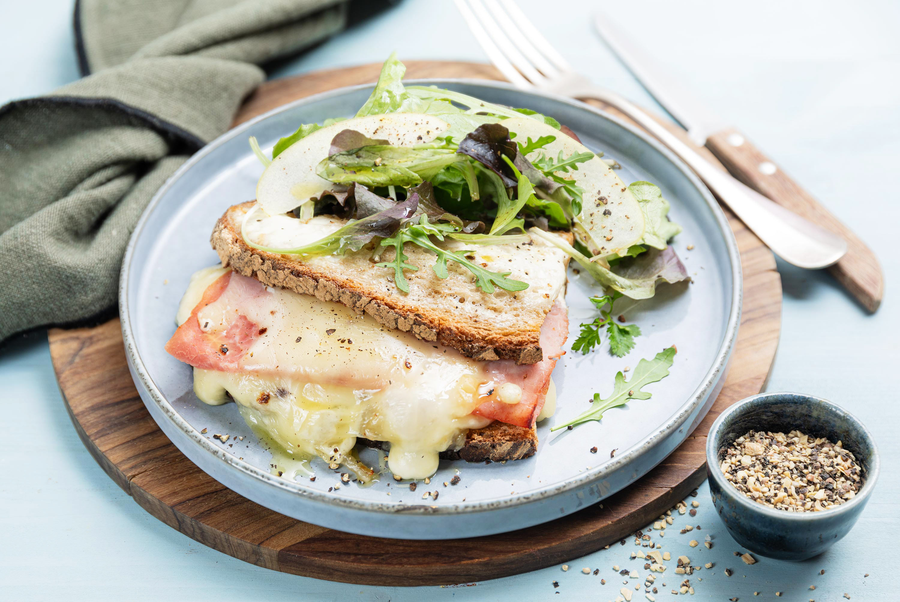 Le croque raclette a l oignon confit