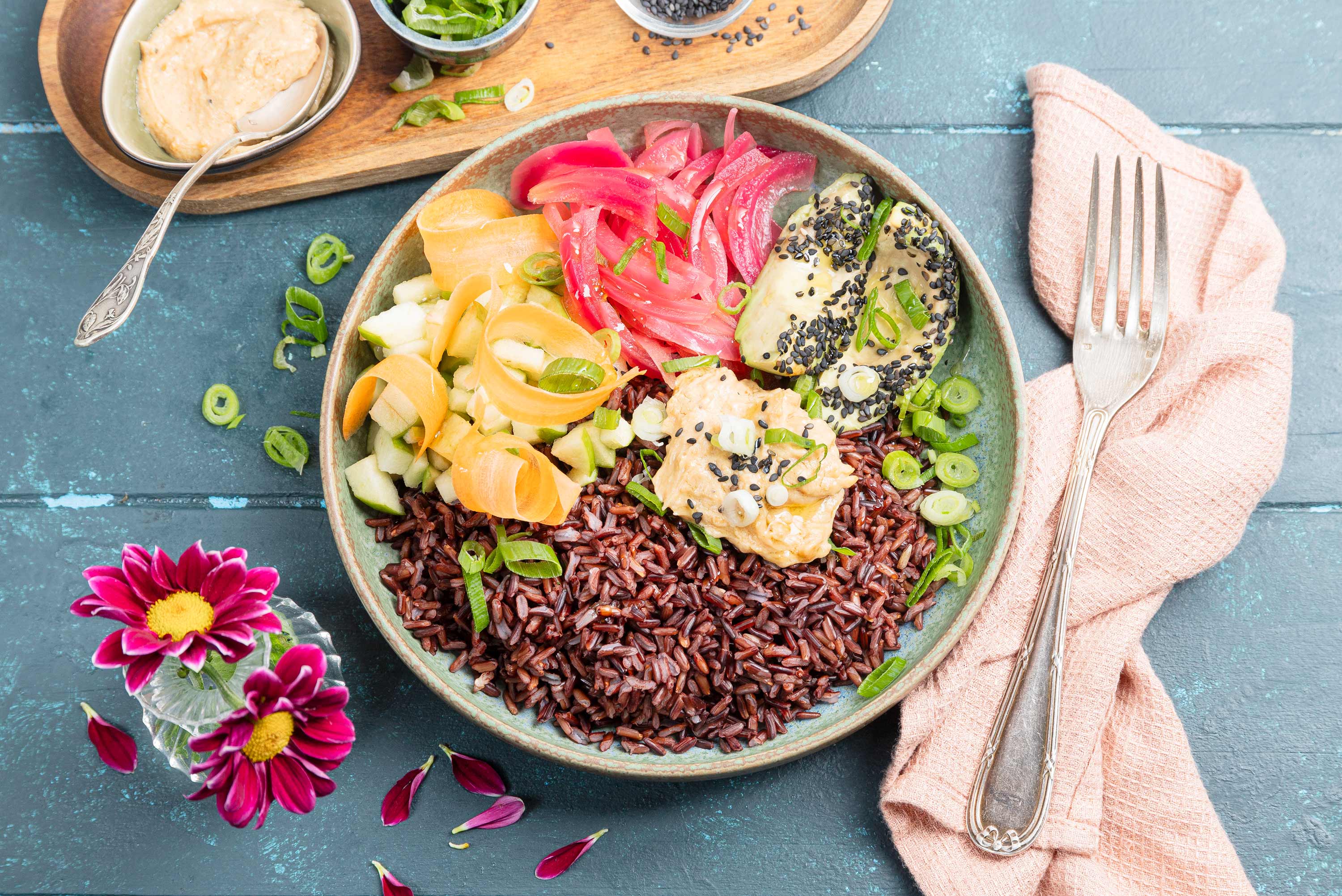 Chirashi bowl d avocat au sesame noir pickles d oignon rouge et sauce cacahuetes
