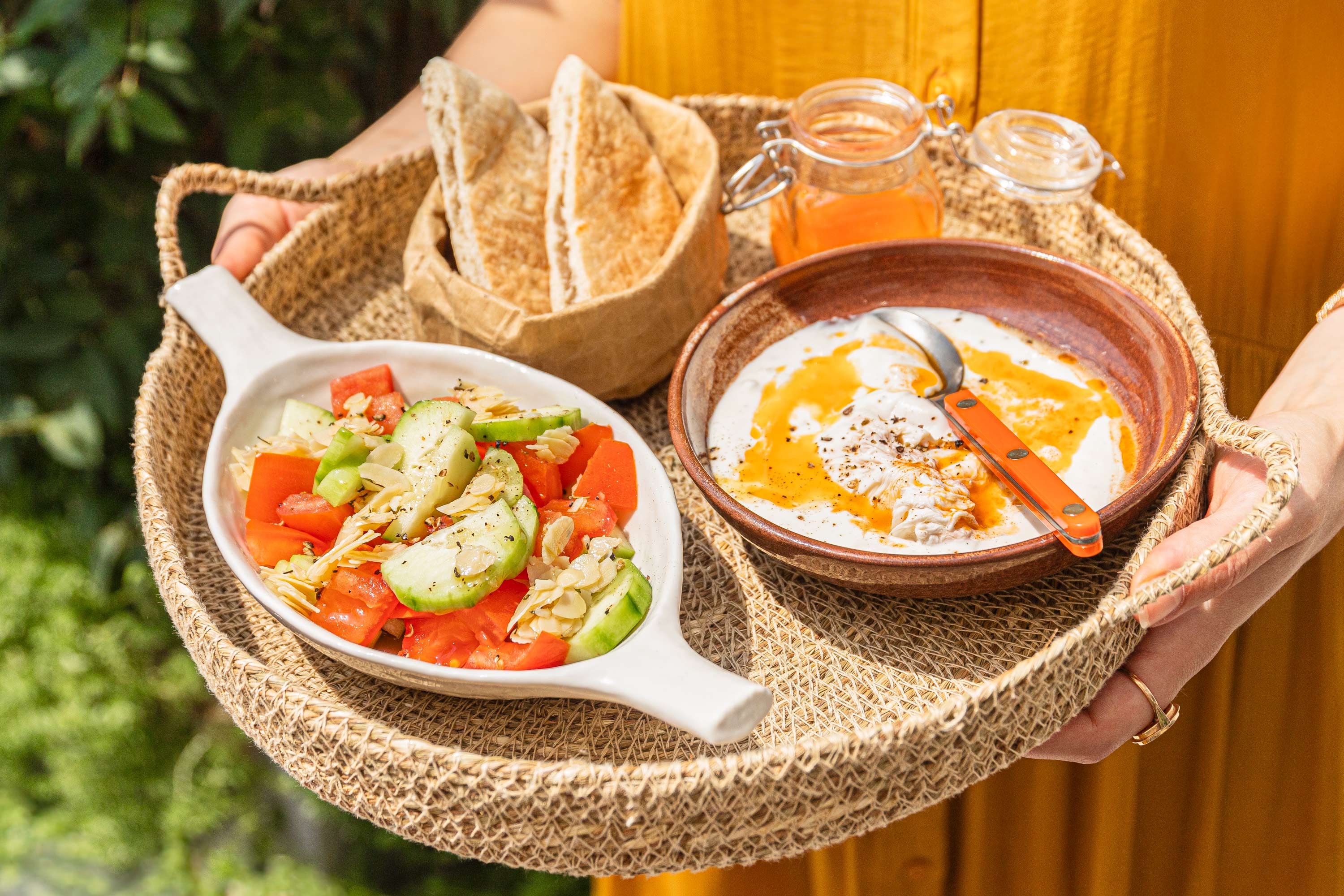 Cilbir oeufs pochés au yaourt au paprika fumé et salade de concombre et tomate au zaatar