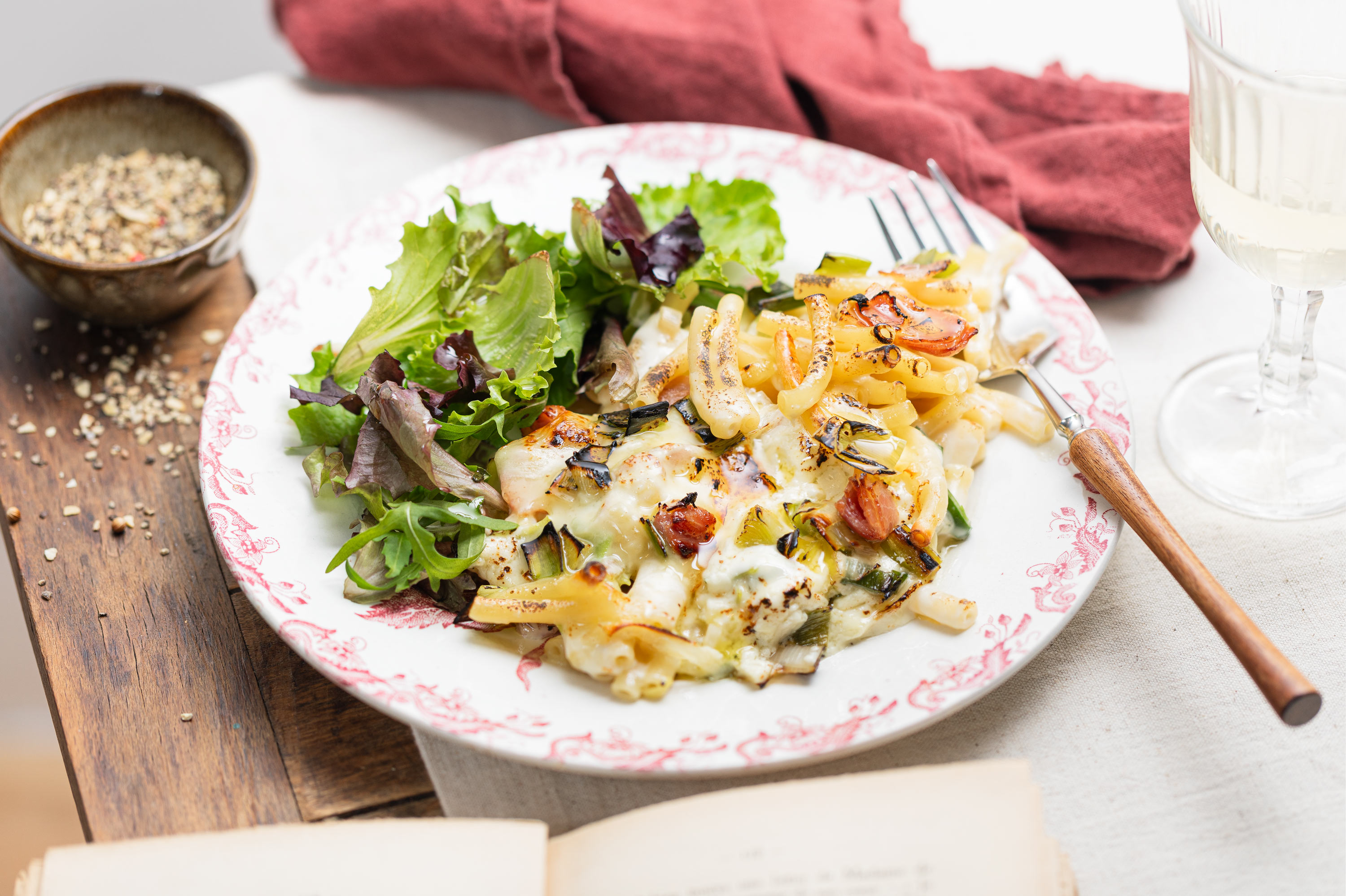 Gratin de macaronis au Brillat Savarin poireau et poitrine fumee