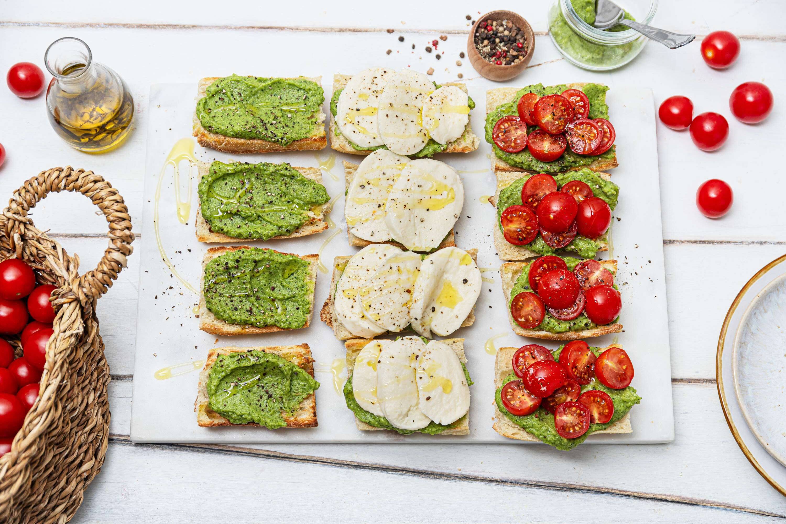 Bruschettas de pesto de courgette de mozzarella et de tomates cerises aux couleurs italiennes