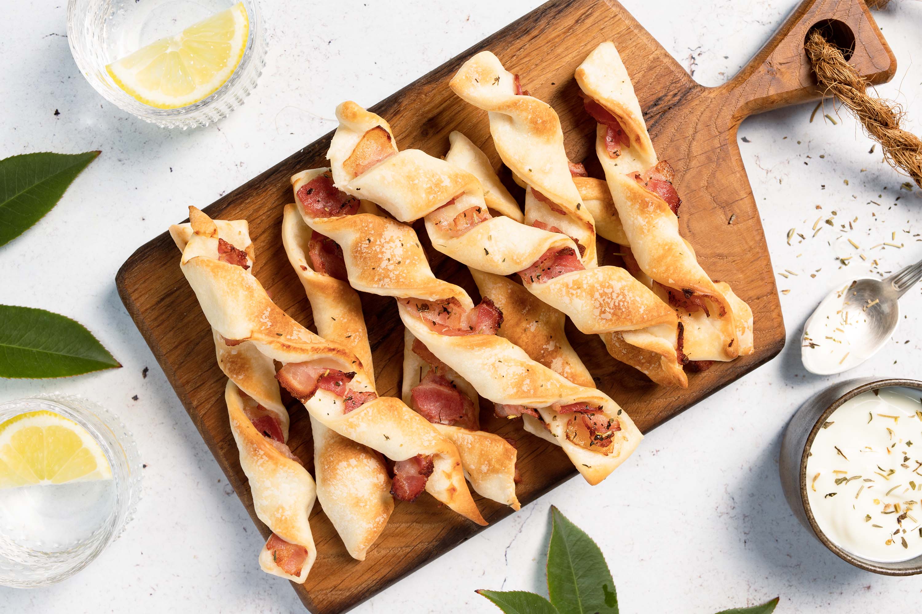 Torsades a la poitrine fumee et sauce a l ail