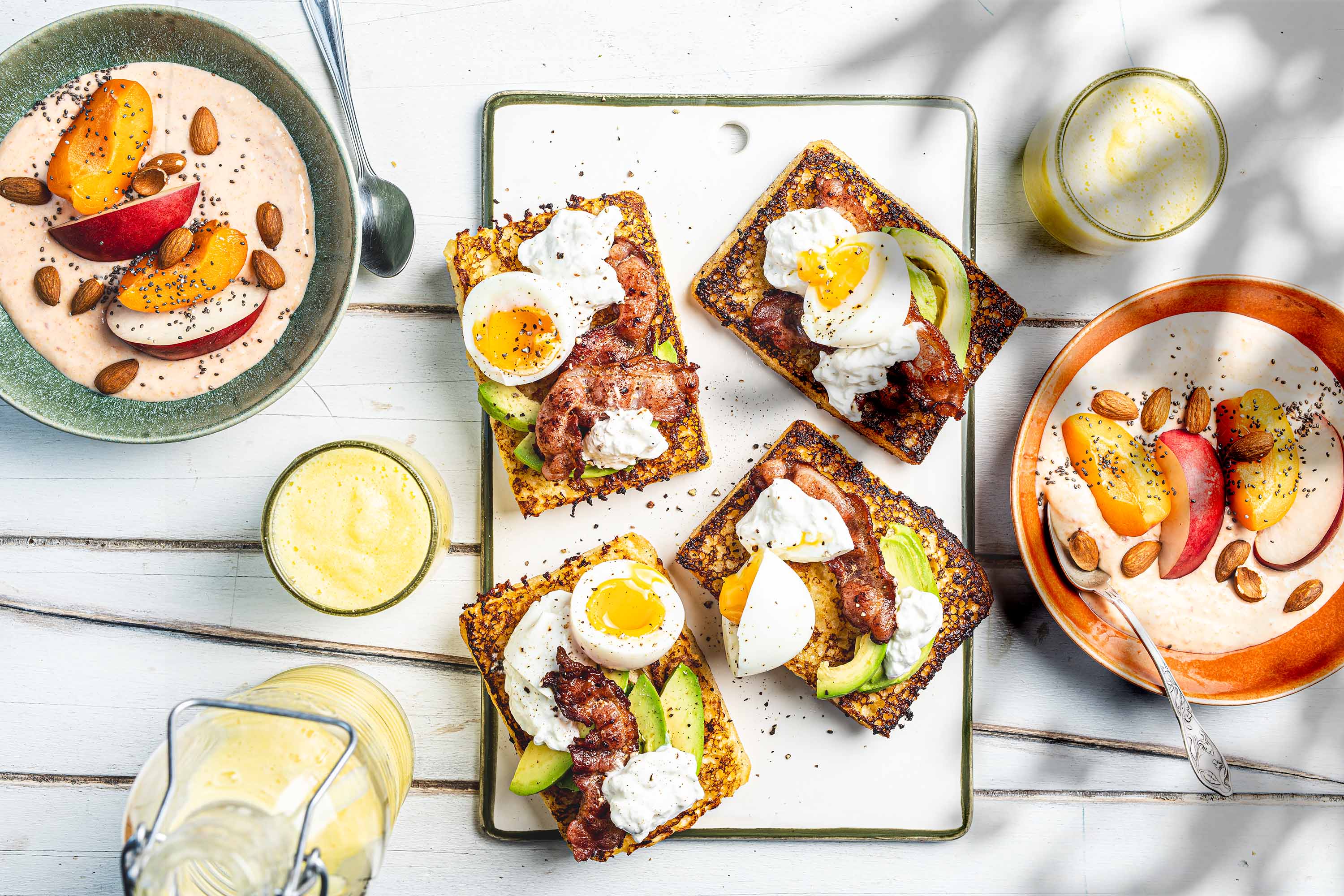 Focaccia perdue poitrine fume burrata et avocat smoothie bowl abricots peche blanche et amandes et jus dananas