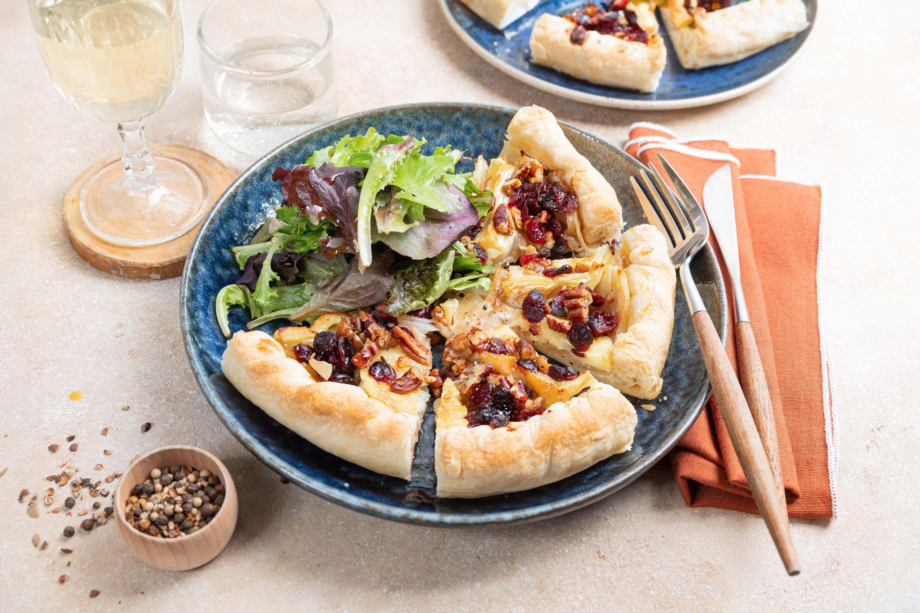 Tarte aux oignons brie cranberries et noix de pecan