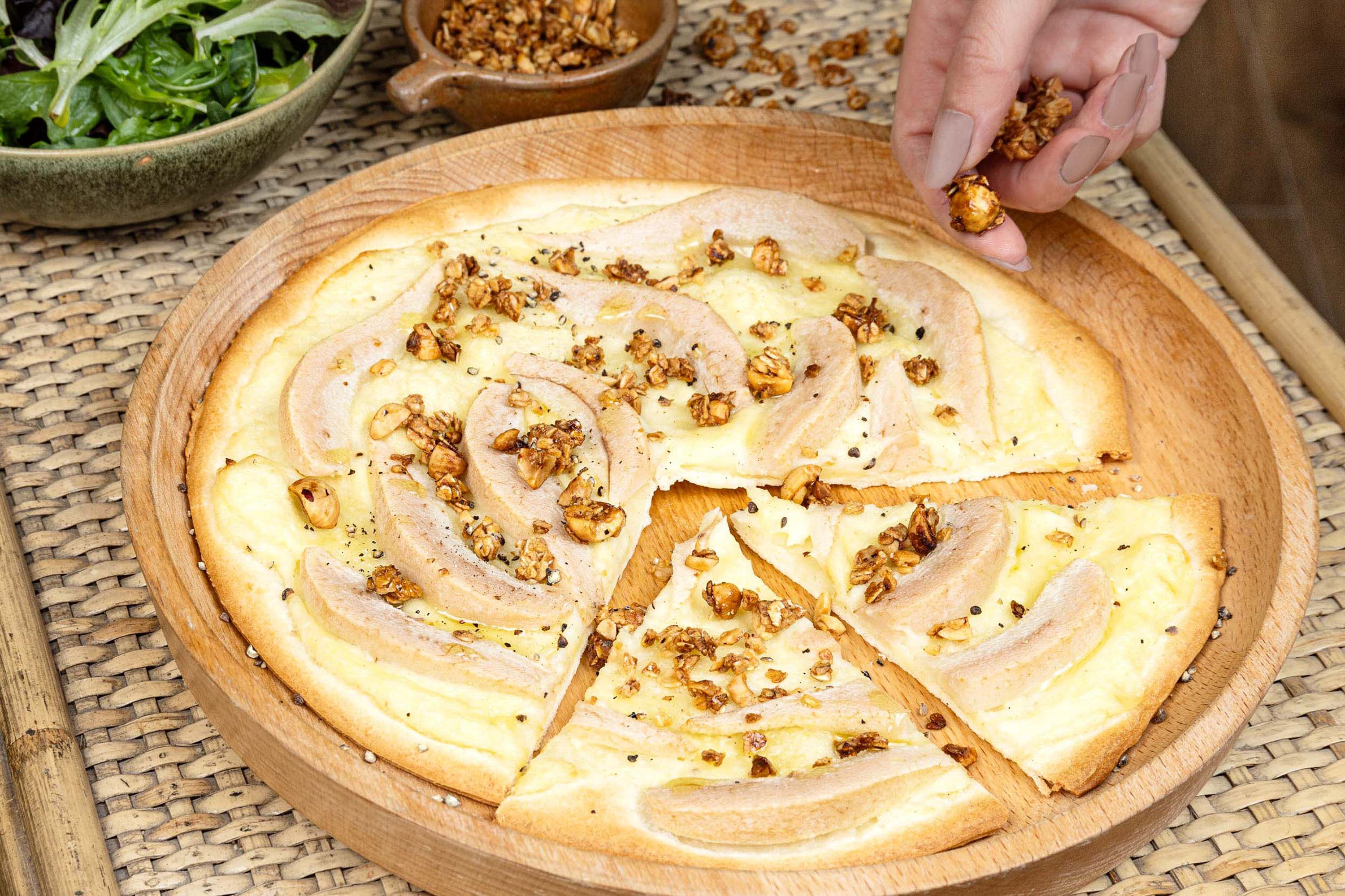 Pizza a la creme de panais poire et granola de noisettes web