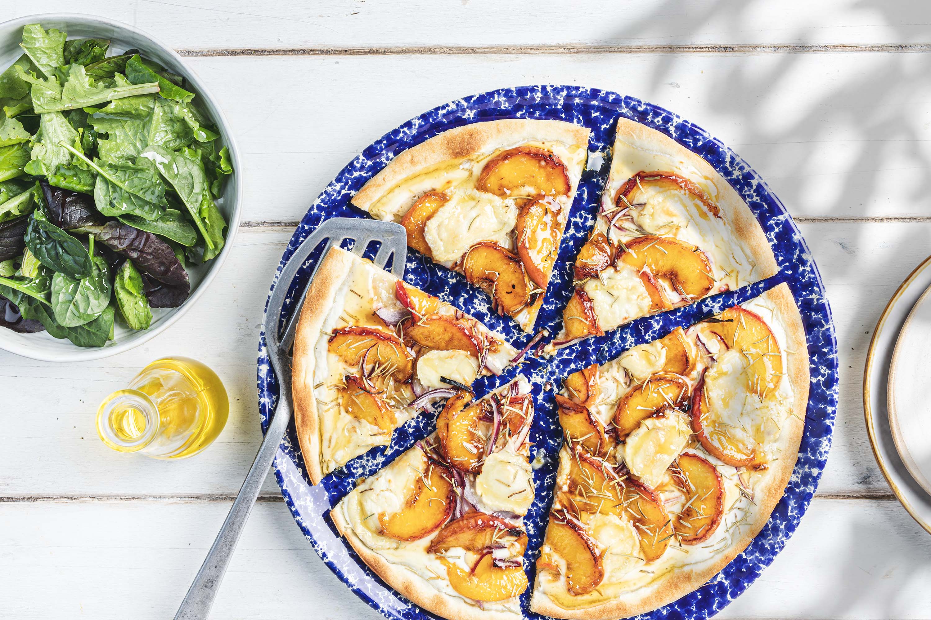 Pizza au chevre et nectarines poelees au romarin
