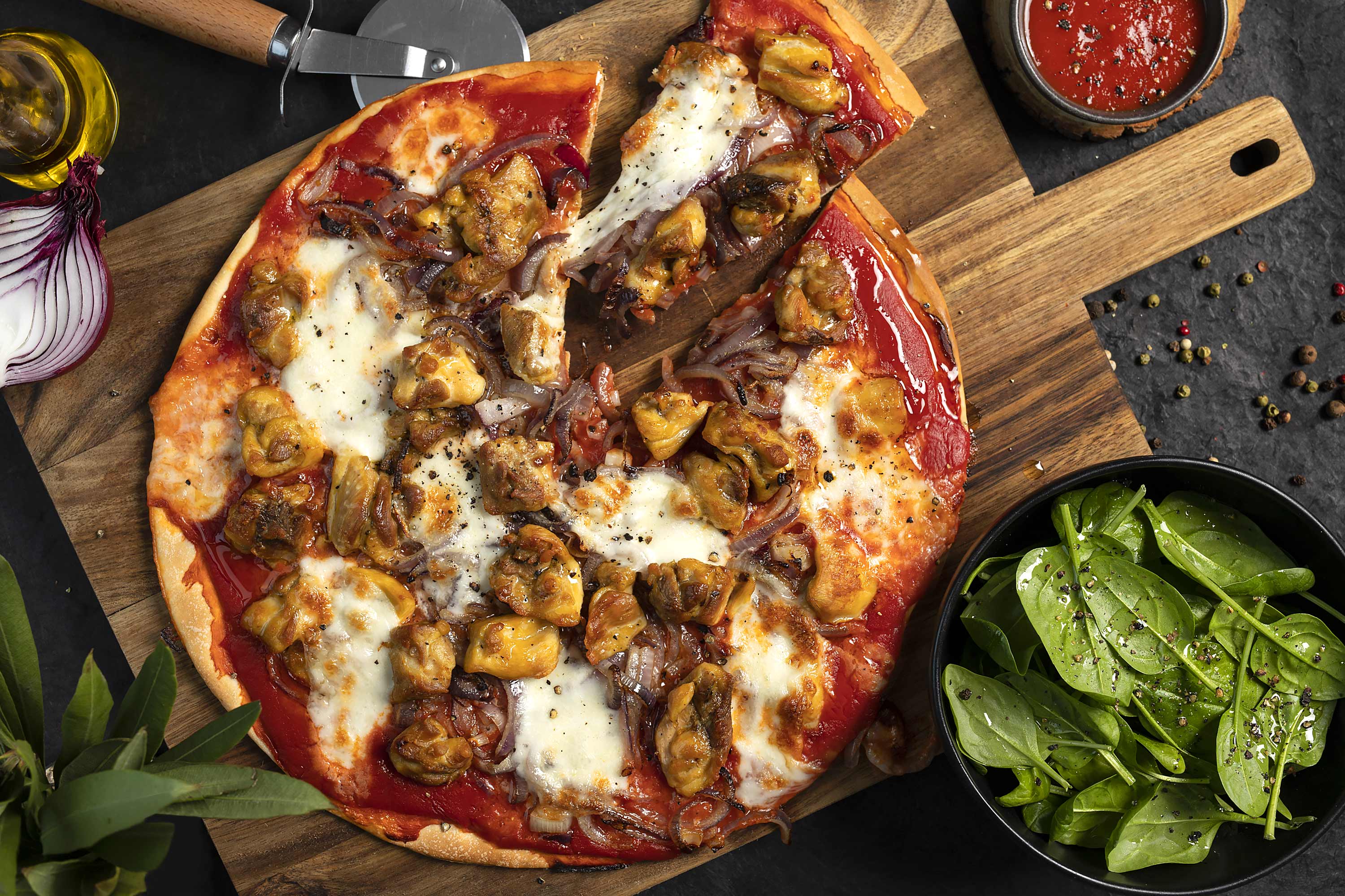 Pizza au poulet à l'huile pimentée et mozzarella