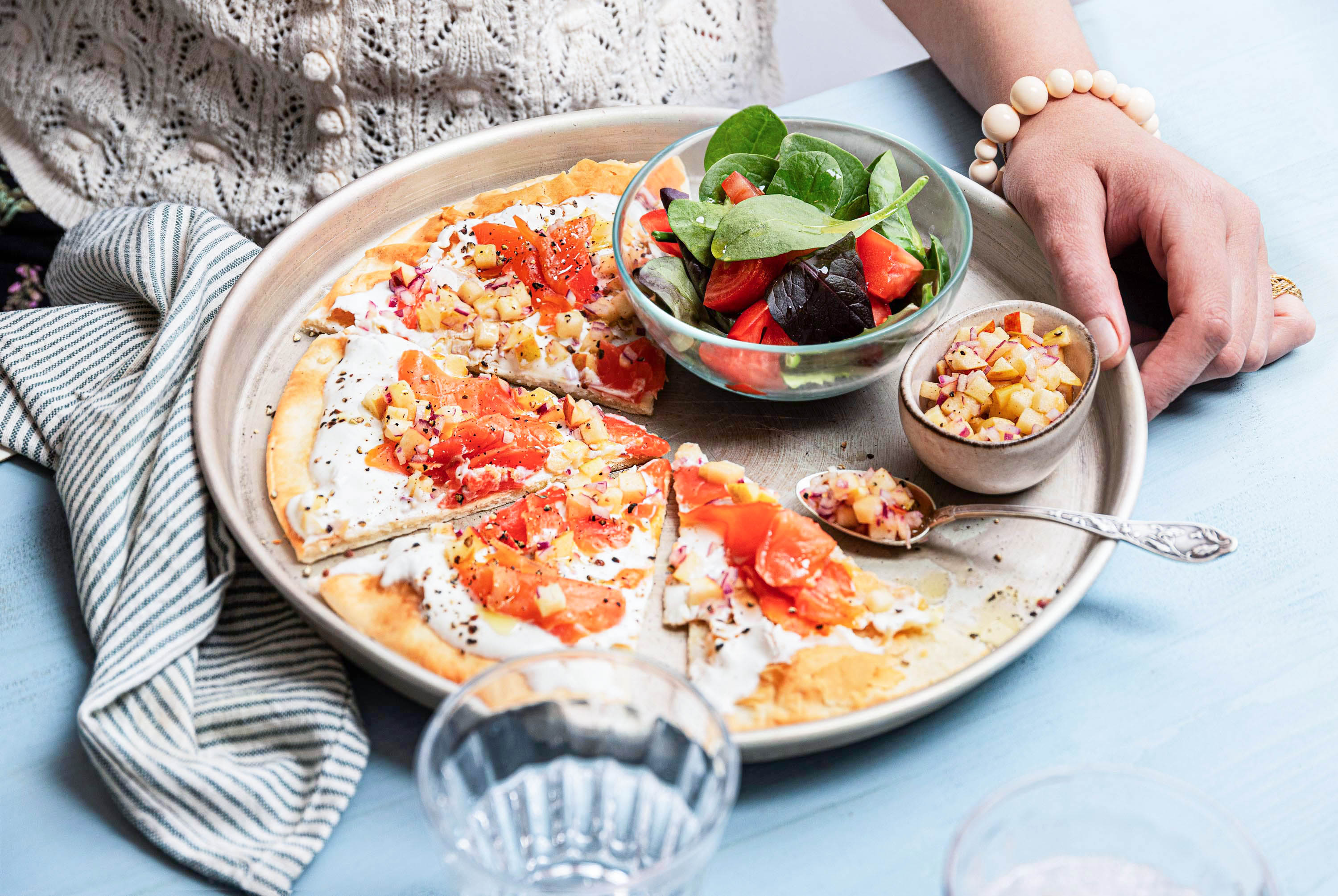Cilbir oeufs poches au yaourt au paprika fumé et salade de concombre et tomate au zaatar web