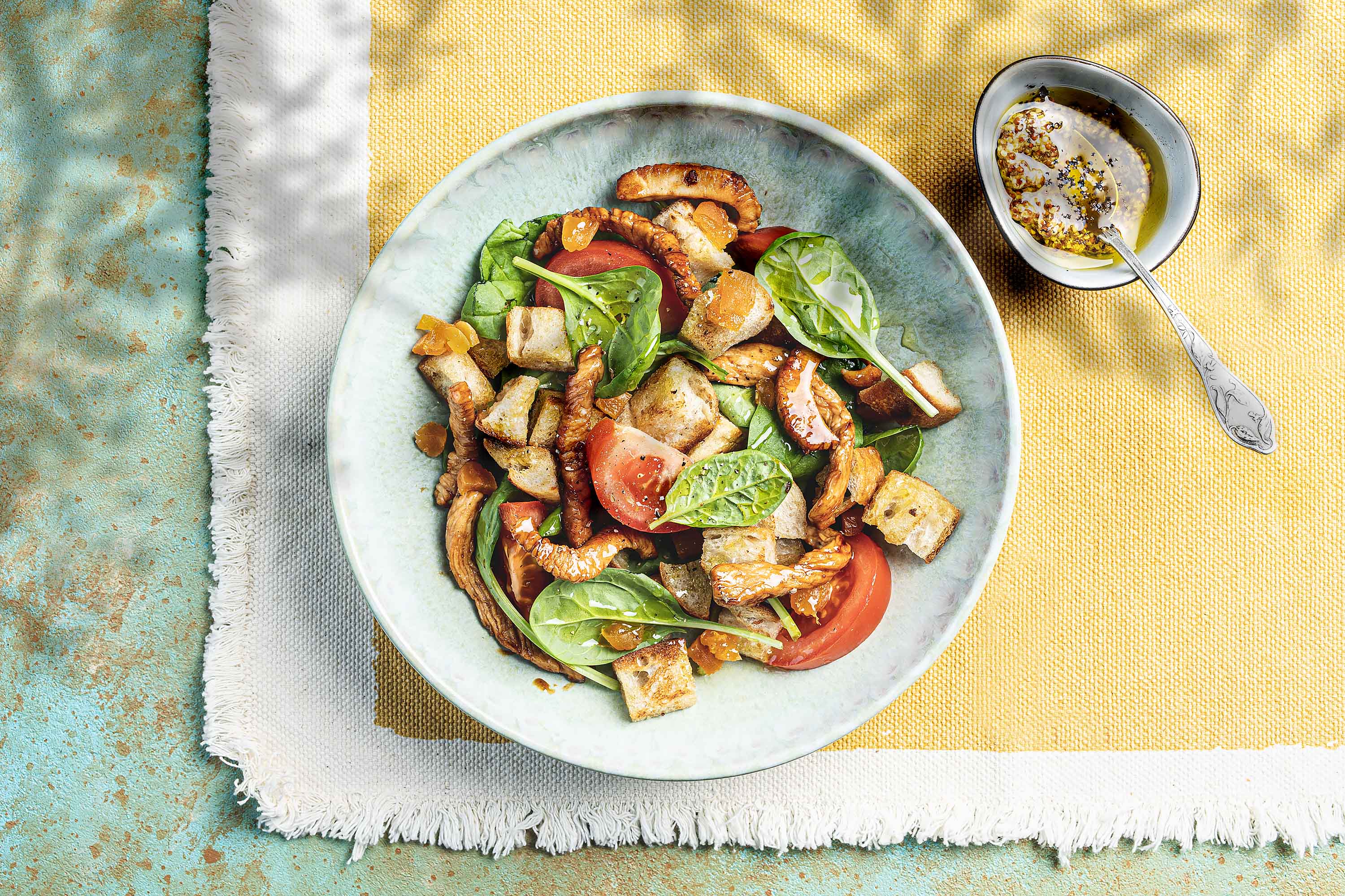 Salade d'épinards, escalope de dinde au miel et abricots secs