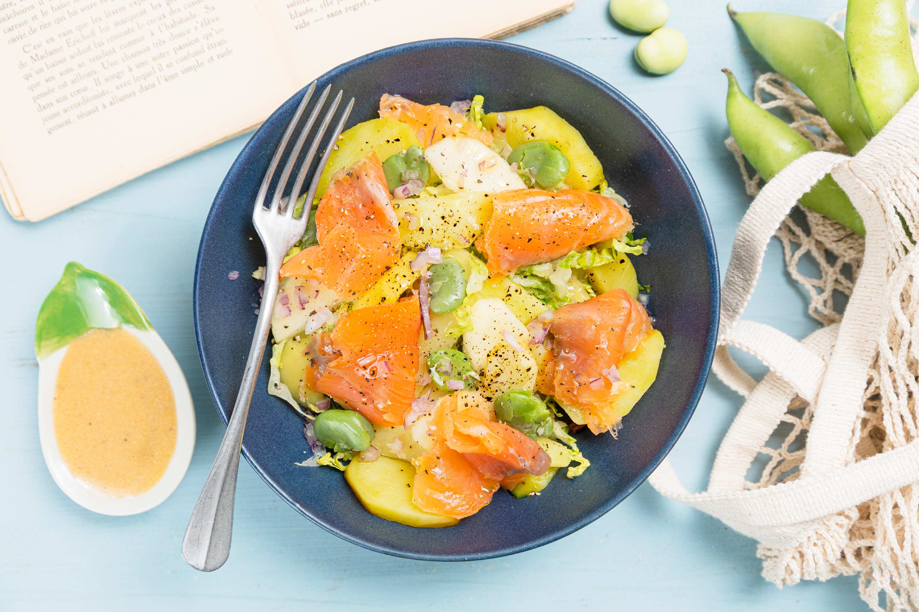 Salade à la truite fumée, fèves et à l'huile à l'ail