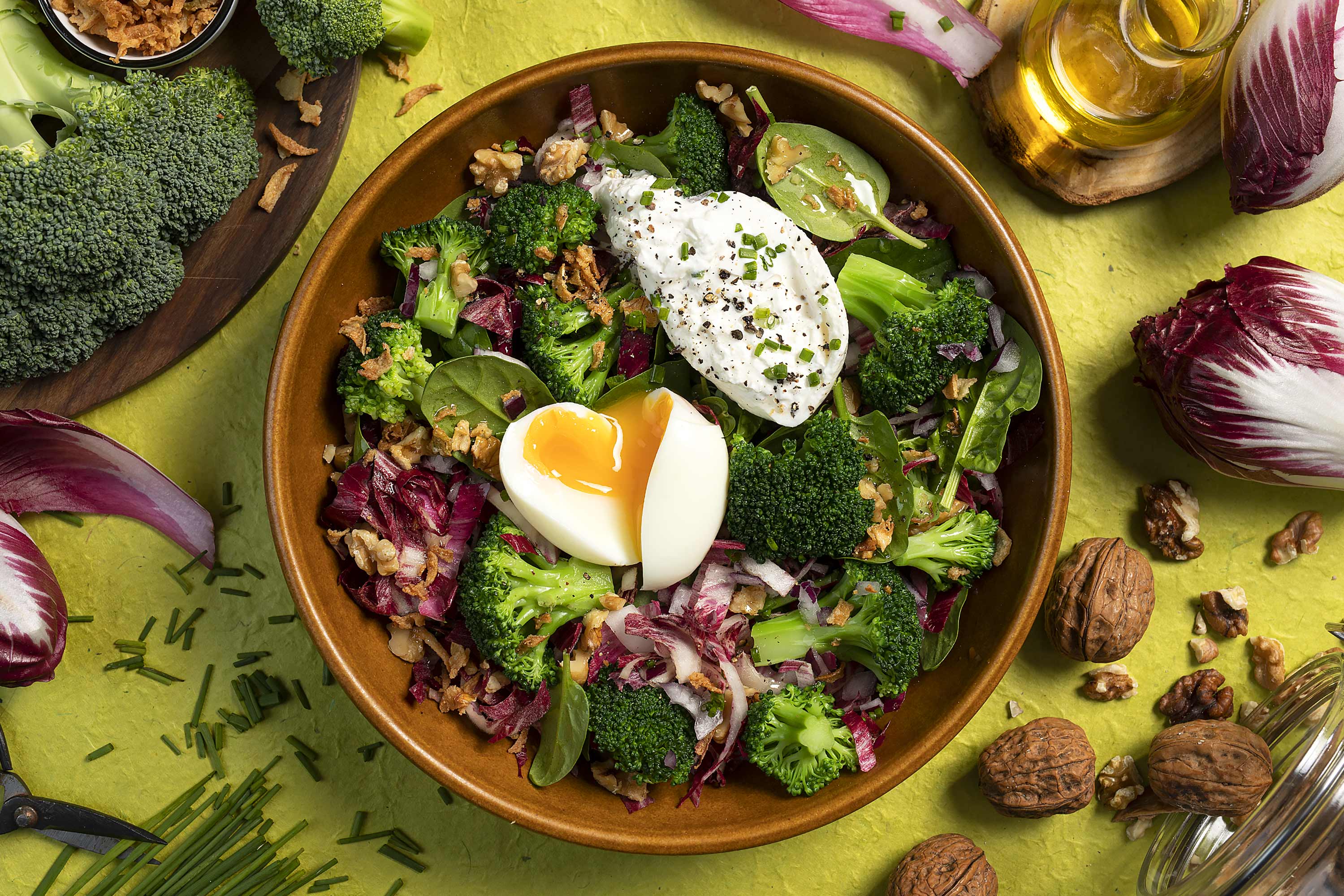Salade de brocoli et oeuf mollet à la burrata