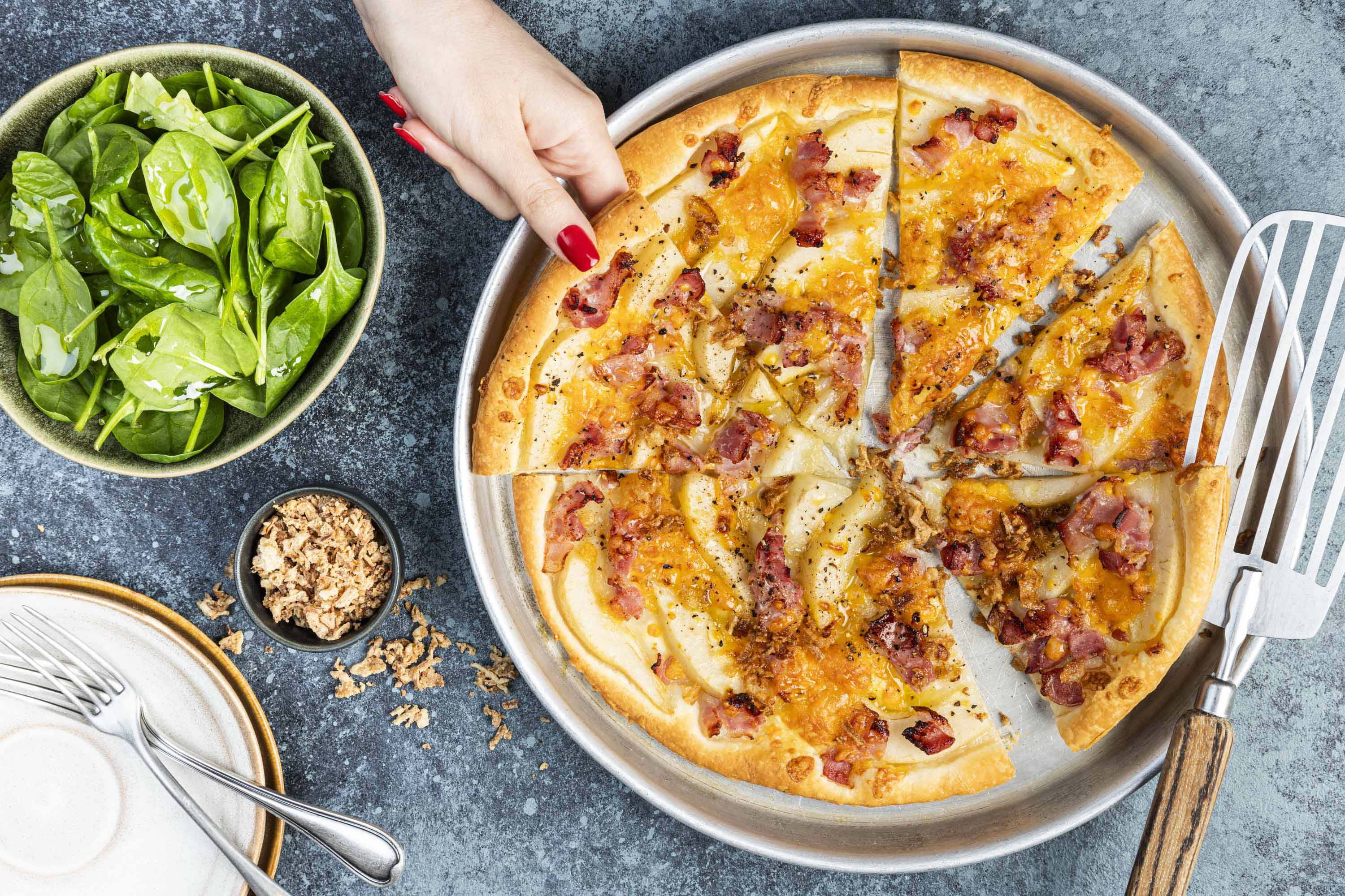 Tarte fine au poire, cheddar, poitrine fumée et oignons frits