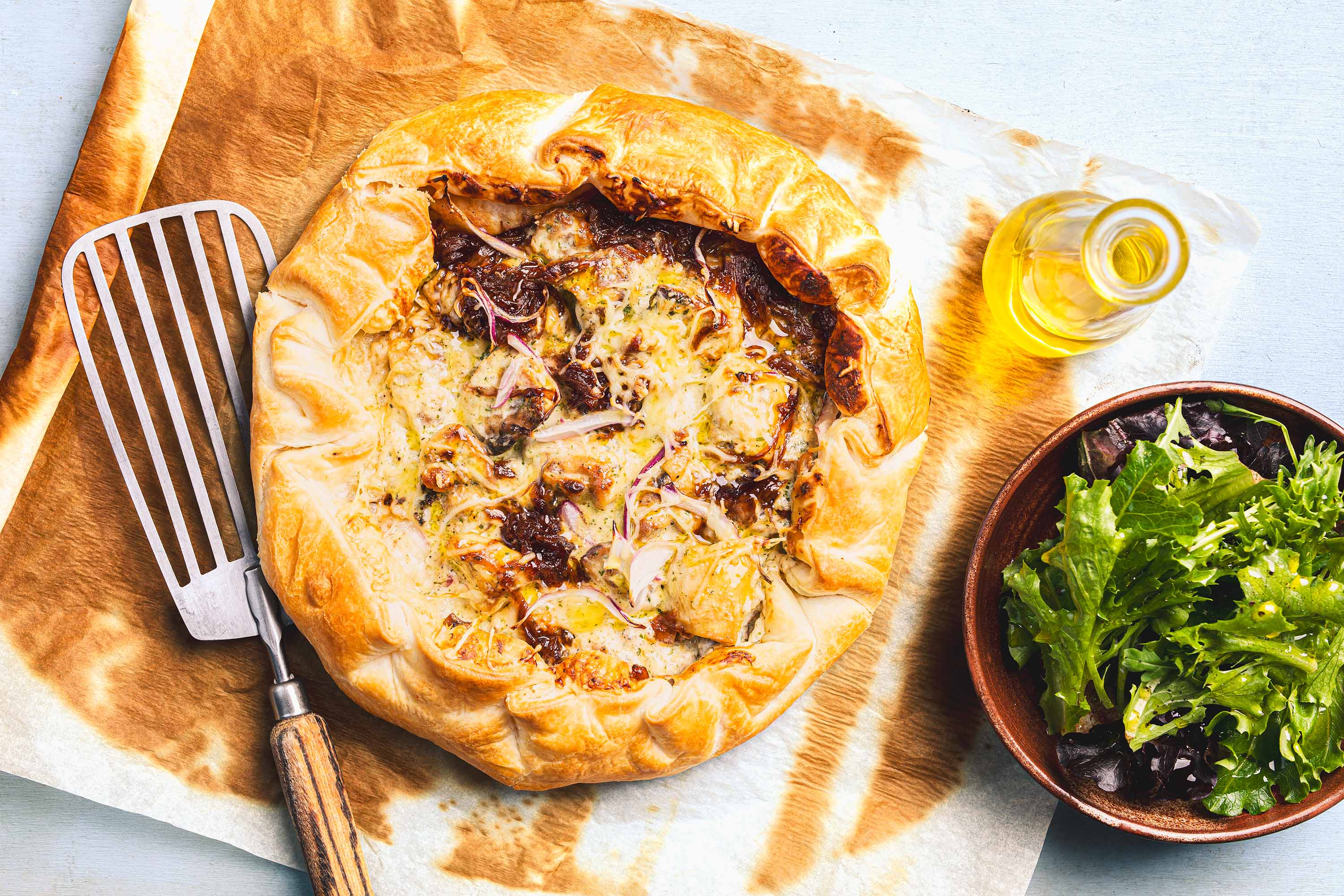 Tarte rustique gratinee au poulet persille et oignon caramelise
