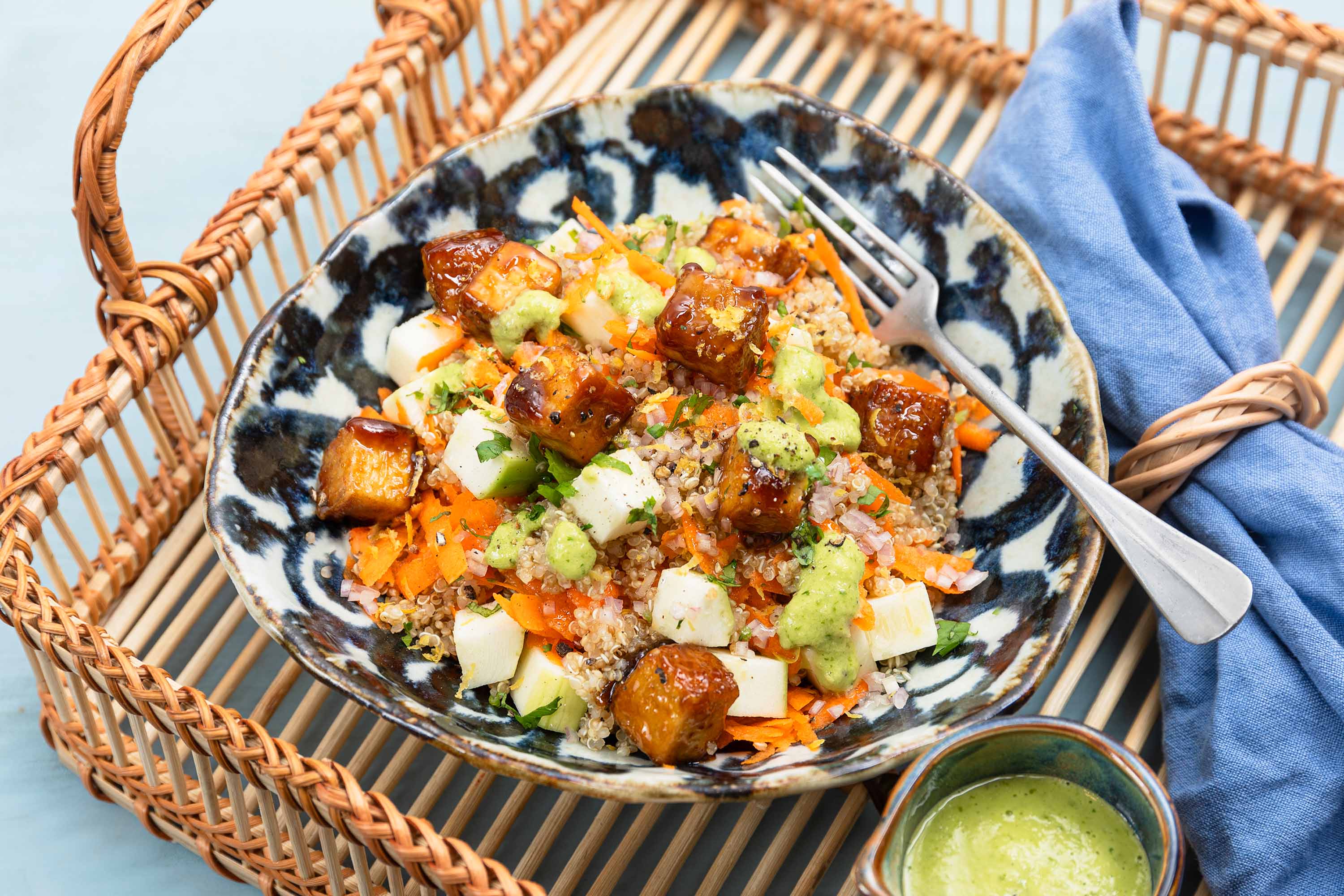 tofu caramelisé, salade de quinoa et vinaigrette de comcombre