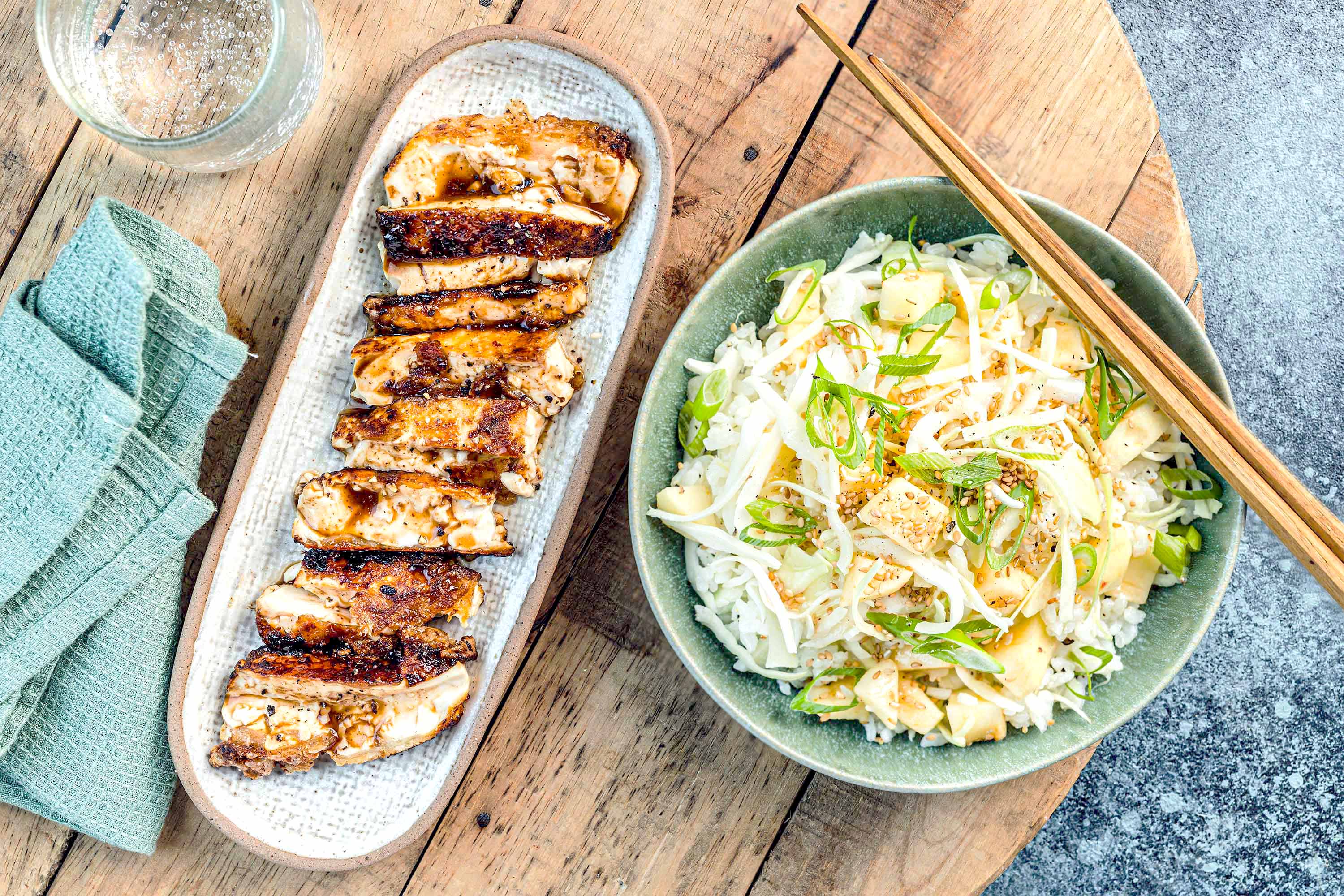 Tofu crispy laque a lasiatique et salade de riz chou pomme et sesame