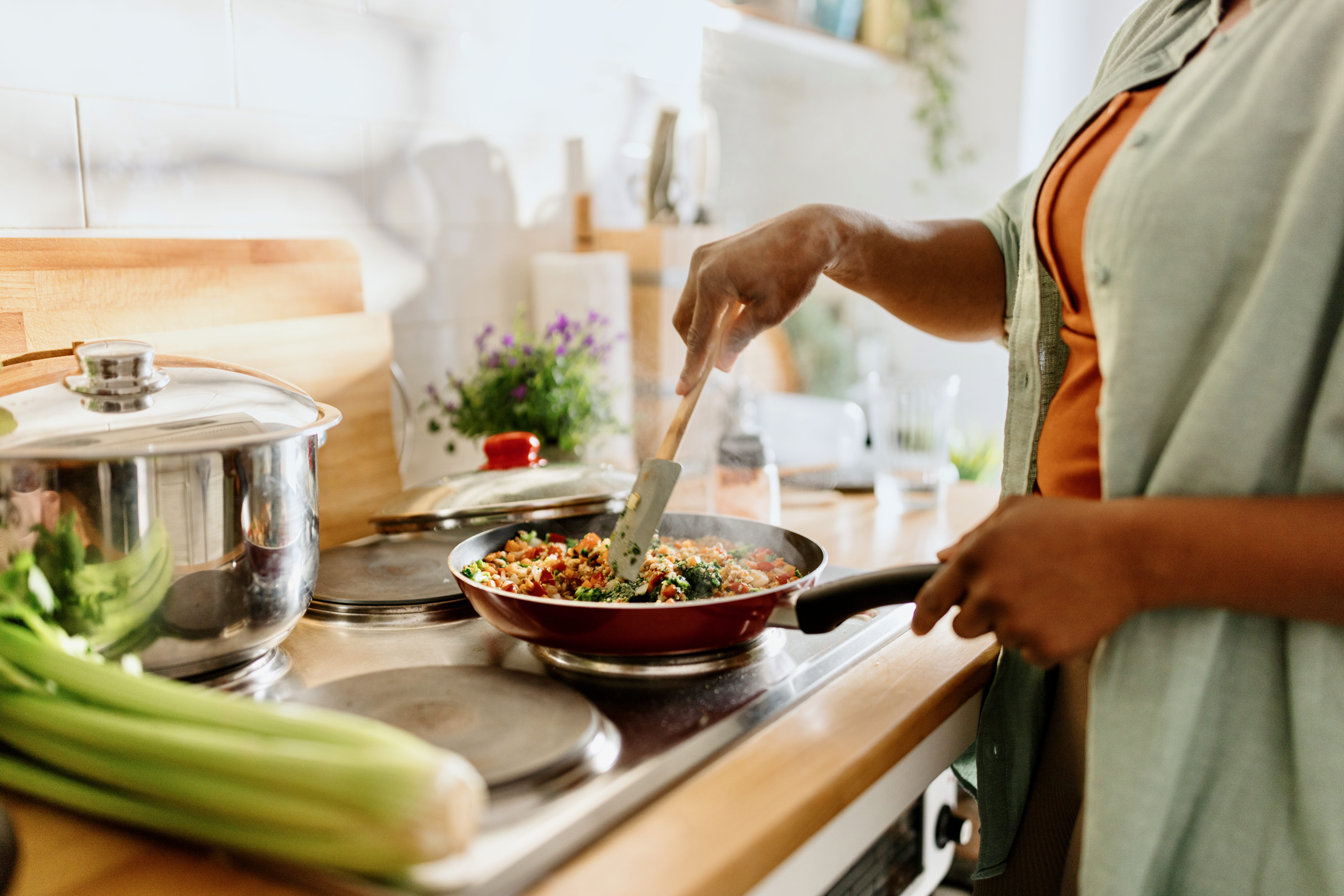 personne qui cuisine