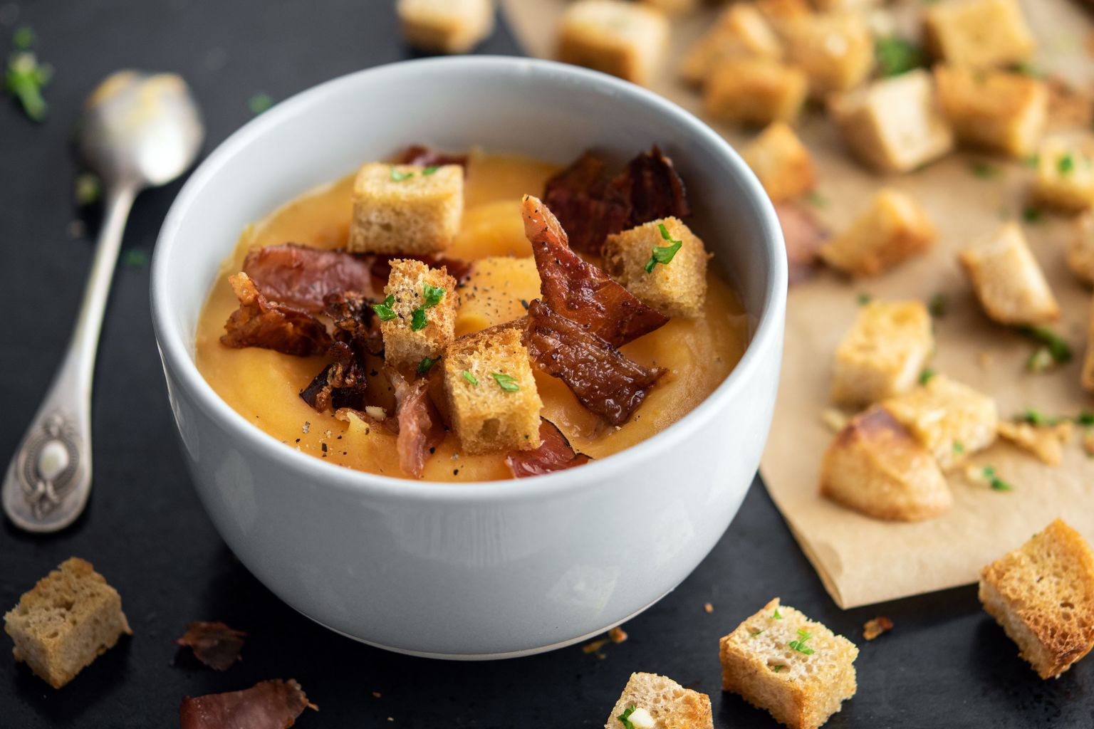 Soupe de légumes, croutons persilles et speck croustillant